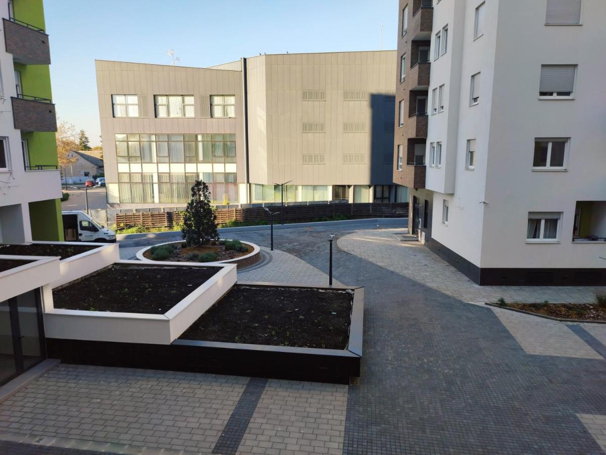 Center Firefly Gardens Apartment نوفي ساد المظهر الخارجي الصورة